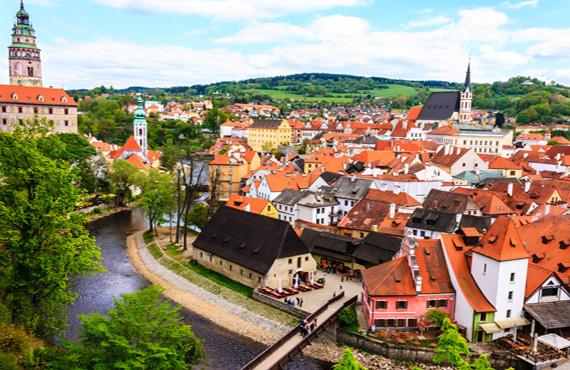 A river runs besides the medieval complex of the Ćesky Krumlov.