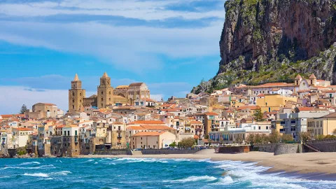 A landscape view of the seaside city of Palermo in Sicily.